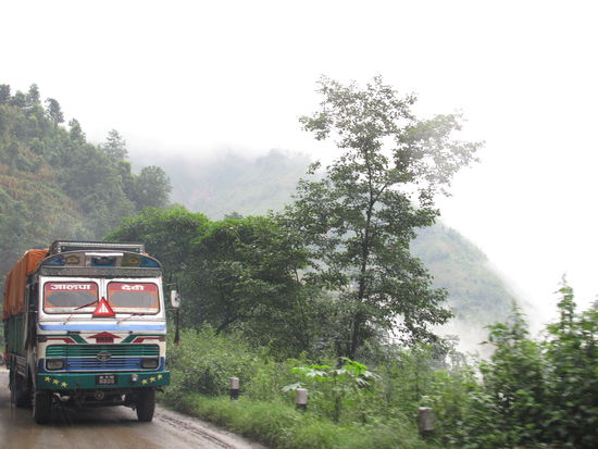 Straße aus Kathmandu mit LKW 