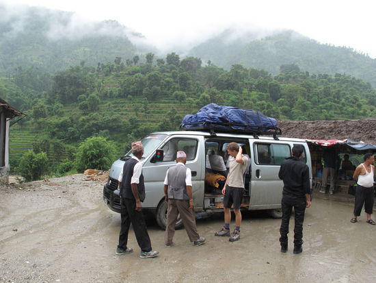 Zwischenstopp mit unserem Minibus, dort gab's dann auch was zu Essen
