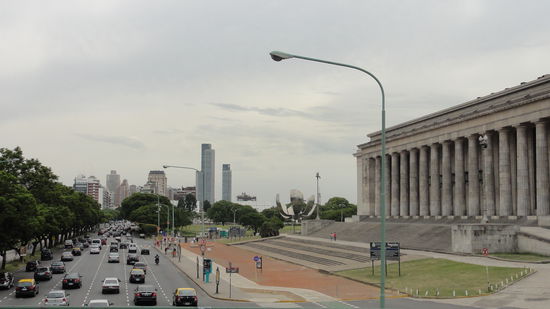 Skyline von Buenos Aires. Strassen in diesem Ausmass gibt es mehrere...
