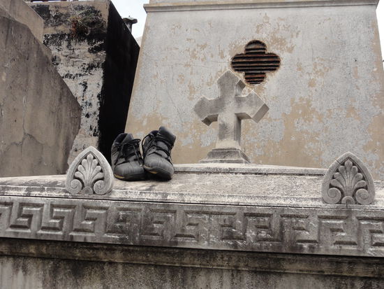 Auf dem Friedhof Recoleta hat wohl jemand seine Schuhe vergessen? Uebrigens auf diesem Friedhof in der Innenstadt wurde Evita Perron begraben.