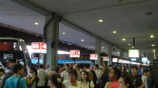 Am Busbahnhof, jetzt finde mal den richtigen Busterminal!!