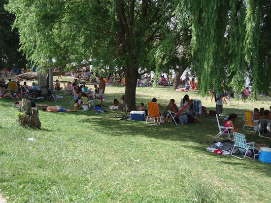 Am Ufer des Rio Negro. Zu dieser Zeit hatten wir ungefaehr 35 Grad und starken Wind. Da braucht es schon mal ein Quilmes zur Abkuehlung.