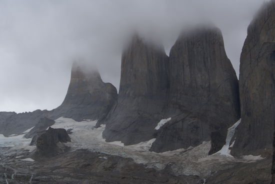 Tagesziel Mirador Torres. Die drei bekanntesten Zinnen die dem Park Torres del Paine (in indigenischer Sprache fuer blaue Berge) den Namen geben.