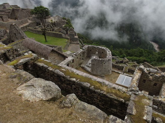 Sicht auf einen Tempel. Der Nebel verzog sich im Laufe des Tages immer wie mehr. Promt als wir uns auf dem Abstieg befanden, fing es an zu regnen.