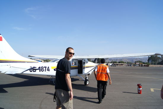 Faebu freut sich, ab in die Cessna 205... (Faebus Ausbildung in Flugzeugerkennung im Militaer)