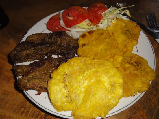 Ein sogenanntes Plato Tipico mit Carne, Platanos (Kochbananen) und Salat