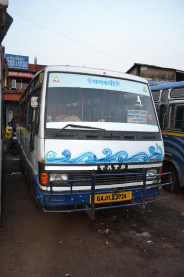 "Chickenbus" von Anjuna nach Mapusa. Ich habe 72 Passagiere (inkl. mir) jedoch nur 41 Sitzplaetze gezaehlt. Der Bus war bloedsinnig ueberfuellt.