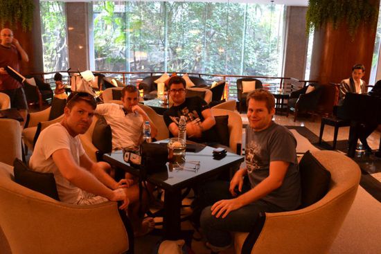 Abschied von Philipp und Martin in der Hotellounge. Mit Armin gehts weiter nach Kambodscha und Vietnam.
Trotz massiven Budgetüberschreitungen meinerseits, konnten wir auf zwei tolle Wochen Strandurlaub zurückschauen.