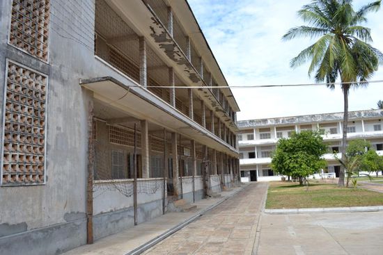 Schwer verdaulicher Besuch im Tuol-Sleng-Genozid-Museum in Pnoh Penh.
Das Museum befindet sich im ehemaligen "S-21" Gefängnis der Roten Khmer, die zwischen 1975 und 1979 in Kambodscha an der Macht waren.
Die Roten Khmer wollten das Land in eine Art Agrarkommunismus überführen. Wer als Intellektuell galt wurde ermordet. Insgesamt sollen zwischen 1.7 und 2.2 Mio. Kambodschaner der Schreckensherrschaft zum Opfer gefallen sein.