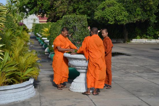 Mönche im Königspalast.
