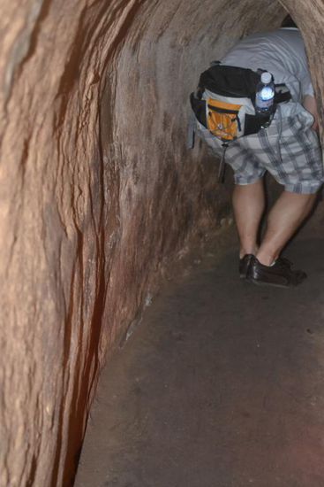 Armin kaempft sich durch einen Viet-Kong-Tunnel...