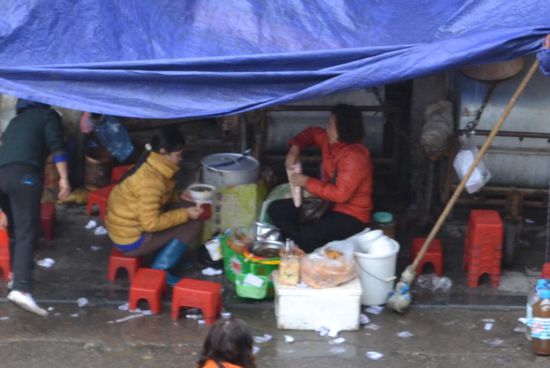 Typisches Strassenbild in Hanoi. Die Vietnamesen fühlen sich offenbar sehr wohl auf diesen winzigen Stühlen.