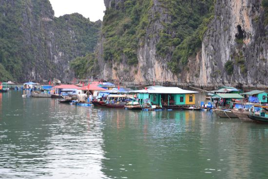 Schwimmende Dörfer auf welchen ganze Familien (inkl. Hunden) leben.