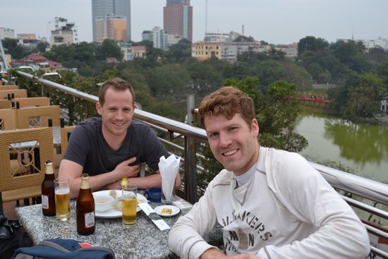 Die Ankunft von Kollege W. musste auf einer Dachterrasse im Zentrum von Hanoi erstmal mit einem "Bia Hanoi" gebührend gefeiert werden.