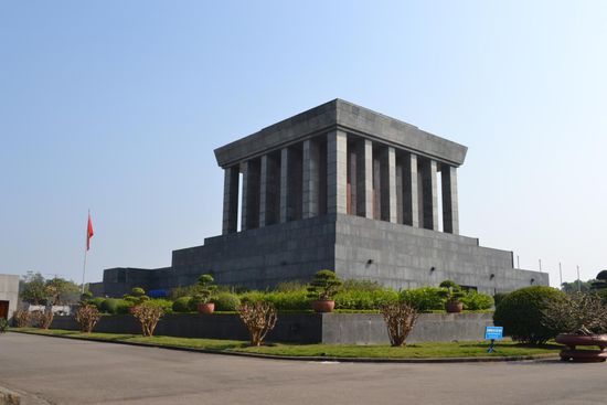 Das Mausoleum des Genossen Ho Chí Minh, vietnamesischer Revolutionär und Politiker. Seit über vierzig Jahren liegt er hier aufgebahrt.