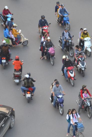 Der Verkehr in Hanoi steht demjenigen von Saigon in nichts nach. Und drei bis vier Personen haben in Vietnam noch immer auf ein Moped gepasst.