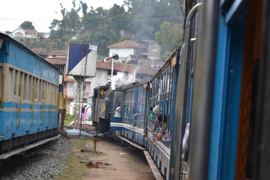 Von Schweizern gebaute Eisenbahn auf dem Weg von Ooti nach Mettuppalaiyam. Die gut vierstuendige (!!) Fahrt in der 1. Klasse hat gerade mal 117 Rupien gekostet (ca. 2.20 CHF). Ein Ticket 2. Klasse kostete unglaubliche 8 Rupien (ca. 0.15 CHF)