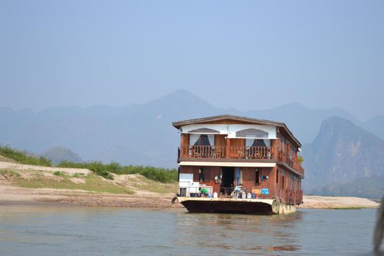 Mekongschiff - wir haben für unsere Reise keinere, einstöckige Boote gewählt. Es gibt auch die Möglichkeit, mit Speedboats den Mekong heraufzurasen. Da diese aber nicht ungefährlich und wohl auch unbequem sind, haben wir von dieser Variante abgesehen.