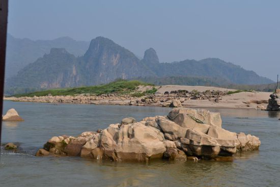 Ein Mekongkapitän sollte erfahren sein und seinen Fluss gut kennen, denn ständig ragen kleinere oder grössere Felsen aus dem Wasser.