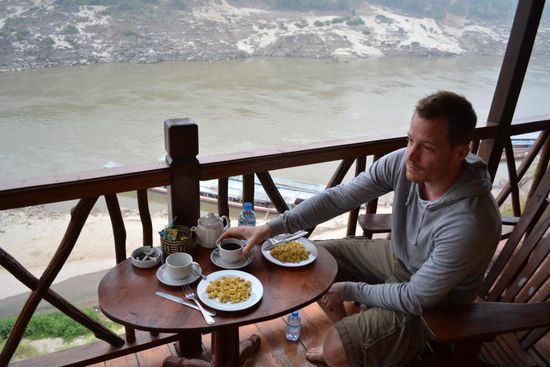 Welti beim Morgenessen in Pak Ben, weit über dem Mekong.