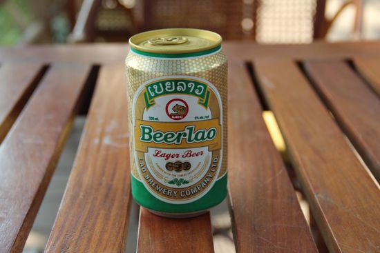 Stolz ist man in Laos auf sein eigenes Bier, das Beerlao. Gebraut wird dieses aus Gerstenmalz, Hopfen, Hefe - und Reis!!
Es schmeckt hervorragend, verursacht am Morgen danach jedoch moderate Kopfschmerzen. Vielleicht liegt das aber auch an den 6.4cl Flaschen, aus denen das Bier üblicherweise getrunken wird.