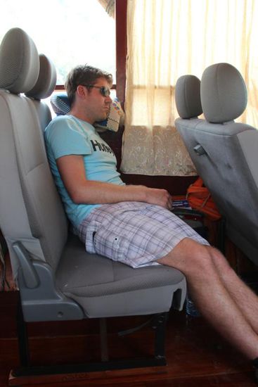 Ausrangierte Autosessel dienen als Sitz- oder Schlafplätze in unserem Boot.