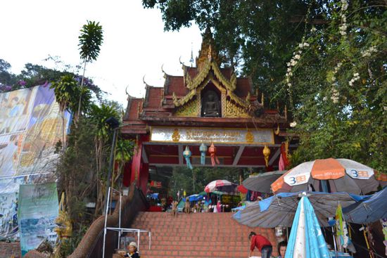 Am Eingang des "Wat Phra That Doi Suthep"-Tempels. 
Da mir beim Hinweg ständig die Fahrradkette rausflog hatte ich dreckige Hände und ein schmutziges verschwitztes T-Shirt. Ich habe mich deshalb nicht getraut, den Tempel zu besuchen.
