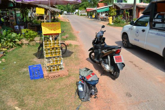 Tankstopp - das Benzin wird in Literflaschen nachgefüllt.