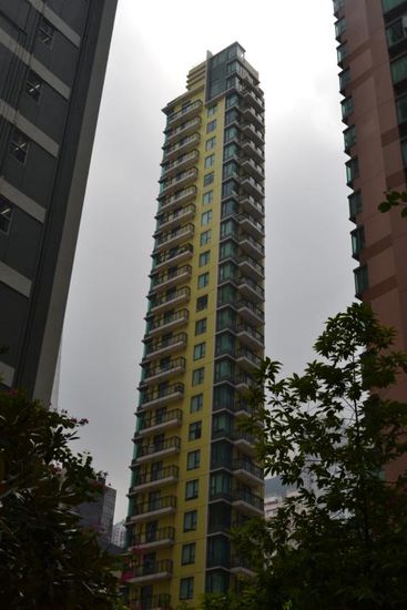 Wohnblock Hong im Kong-Style. Die Stadt gehört mit rund 16.000 Einwohner pro km², zu den am dichtesten besiedelten Gebieten der Welt.