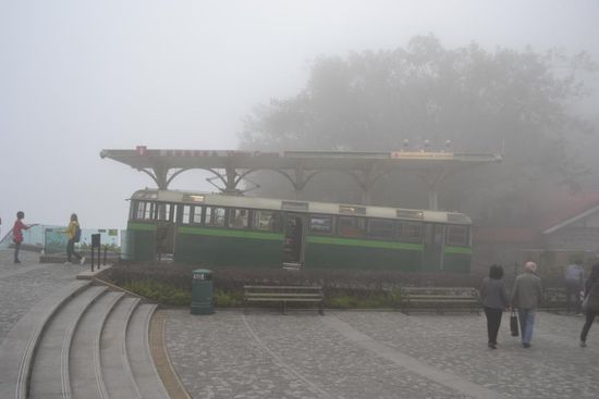 Ausflug zum Victoria Peak in Hong Kong von welchem aus man die beste Aussicht auf Hong Kong geniessen kann, vorausgesetzt das Wetter bzw. die Sicht spielt mit. Bei meinem Besuch war das offensichtlich nicht der Fall..