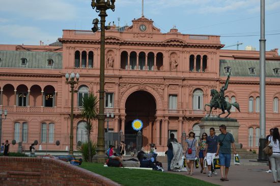 La Casa Rosada - der Argentinische Präsidentenpalast.
Quasi das weisse Haus von Argentinien, jedoch in rosa.