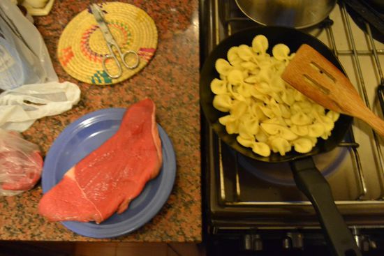 Gekocht habe ich meistens selber und in etwa so sah dann mein typisches Nachtessen aus - Rindfleisch und Teigwaren. 
Das Kilogramm Rindsfilet kostet in der Schweiz wohl das fünf- bis zehnfache von dem was man in Argentinien dafür bezahlt.