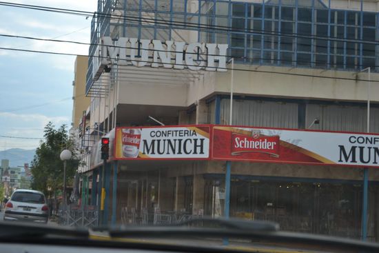 Cosquin in den Sierras von Cordoba. 
Man trifft hier immer wieder auf Deutsche Namen und sieht stohblonde Leute in den Strassen. Unter anderem sind auch einige Nazis nach 1945 über die sogenannte "Rattenlinie" in die Sierras von Cordoba geflüchtet.