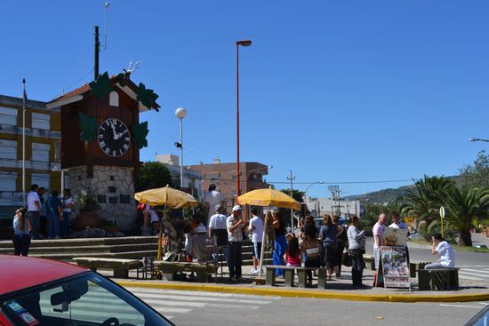 Ausflug nach Carlos Paz. Auf dem Bild sieht man eine überdimensionale Kuckucksuhr. Weshalb diese zu einer Touristenattrakton wurde ist mir jedoch immer noch schleierhaft.