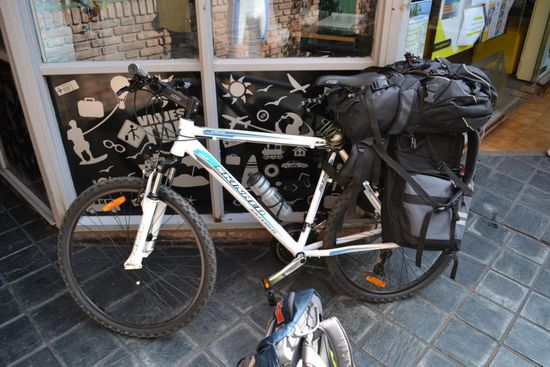 Das ist mein Fahrrad inklusive Gepäckstaschen - die Hinterachse habe ich wohl etwas überladen, was sich im Verlaufe der Reise noch rächen wird.