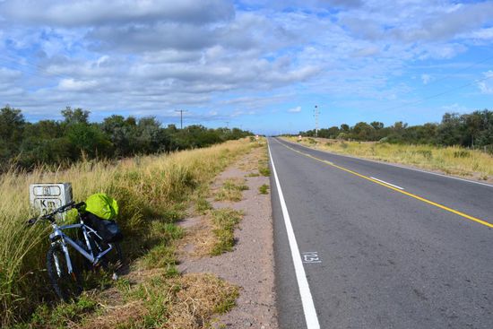 Auf dem Weg von Cruz del Eje nach Dean Funes. Kilometerweise schnurgerade Strassen, kaum Verkehr und zwei Dörfchen mit ein paar wenigen Einwohnern auf 70 Kilometern.