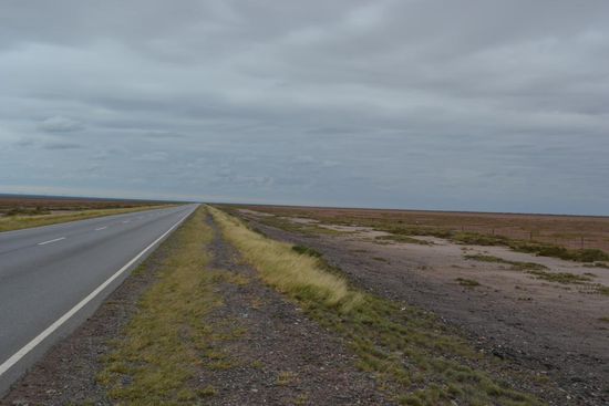 30 kurvenlose Kilometer auf dem Weg ins kleine Nest Quilino.