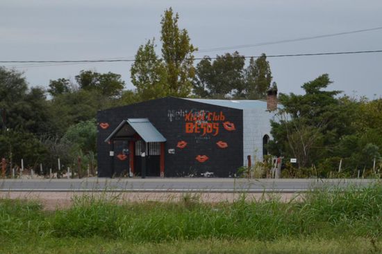 Aussicht Nr. 2 von meiner Unterkunft auf den etwas zwiespältig wirkenden "Nightclub BESOS".