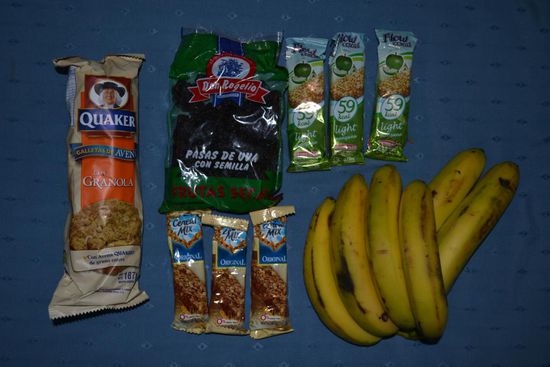 Meine persönliche "Königsetappe" (125km) führte mich durch eine Salzwüste (Salinas grandes). Für diesen Tag musste ich natürlich ordentlich Proviant dabei haben, da auf dem Weg lediglich ein kleines Dörfchen lag. Neben den Keksen, Bananen und Riegeln im Bild, habe ich an jenem Tag auch sieben Liter Wasser vernichtet.