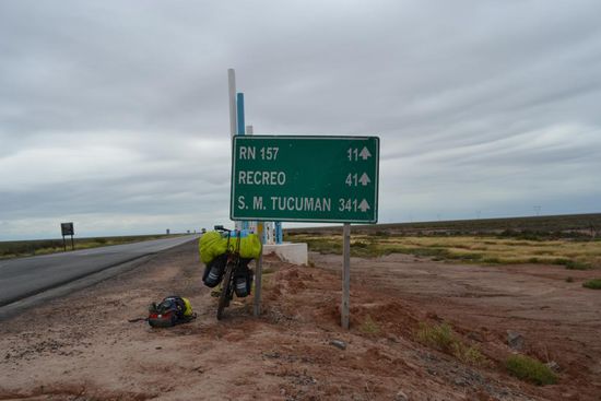 Die Strassen in dieser Gegend sind zwar wenig befahren, aber wenn ein tonnenschwerer Lastwagen mit 80km/h vorbeibraust, mache ich doch hin und wieder einen Sicherheitshalt abseits der Strasse.
