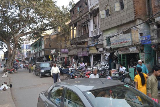 In den Strassen Old Delhi's. Die Armut in dieser Stadt ist oft nur schwer zu ertragen. Man begegnet staendig obdachlosen, verwahrlosten und verkrueppelten Menschen. Gemaess Lonely Planet soll es allein in Delhi geschaetzte 100'000 Strassenkinder geben.