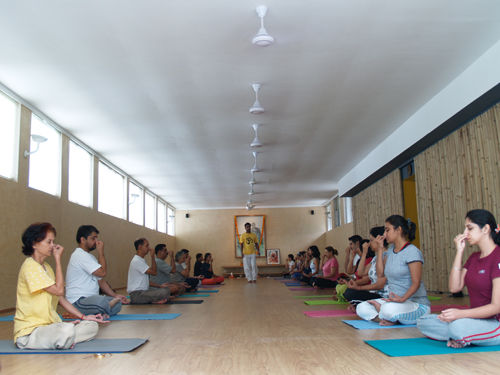 Sivananda Yoga in Delhi (Foto nicht von mir)
Thais's grosse Leidenschaft gehoert dem Yoga. Sie war so freundlich und hat mich am naechsten Tag gleich in den Yoga Unterricht mitgenommen. Durchaus interessant, dieses Yoga, aber ehrlich gesagt doch nicht ganz mein Ding. ....Hooooommmm