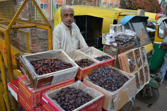 Dattelverkaeufer auf dem Basar in Old Delhi. Die Verhandlungen verliefen etwas zaehfluessig.
