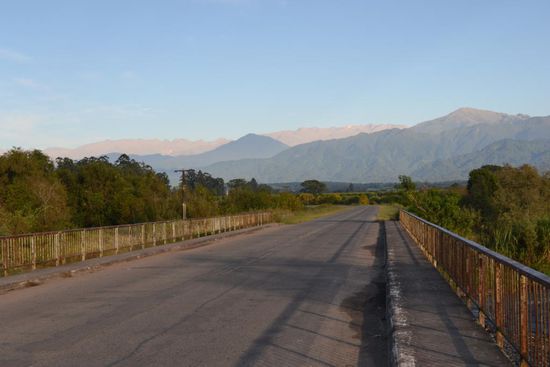 Der Anfang eines harten Tages. - 75 Kilometer von Famailla (400m) nach Tafi del Valle (2000m).