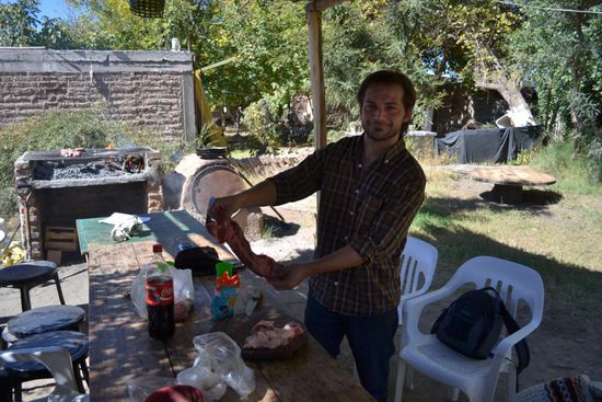 Angekommen in Cafayate: Fede aus Cordoba zeigt mir wie ein Argentinisches "Asado" zubereitet wird.