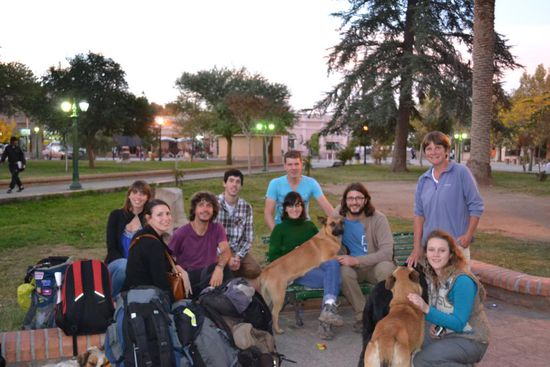 Unsere buntgewürfelte Weindegustationsgruppe. Zwei Personen aus Kanada, zwei aus Spanien, zwei aus Uruguay, eine Engländerin, ein Franzose und ein Schweizer.
Die Dame rechts im Bild stehend ist eine 42 Jahre alte Engländerin, die seit mehr als zwei Jahren mit dem Fahrrad unterwegs ist und inzwischen unglaubliche 40000 Kilometer zurückgelegt hat.
http://www.getjealous.com/judezebedee