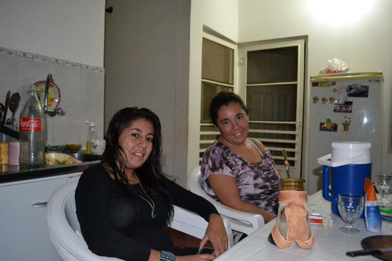 Caro (links im Bild) und ihre Schwester Paula.