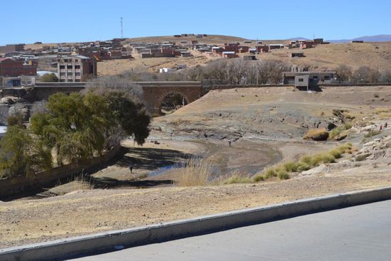 Argentinisch-Bolivianische Grenze - Schmuggler rennen vollbeladen über den Fluss.