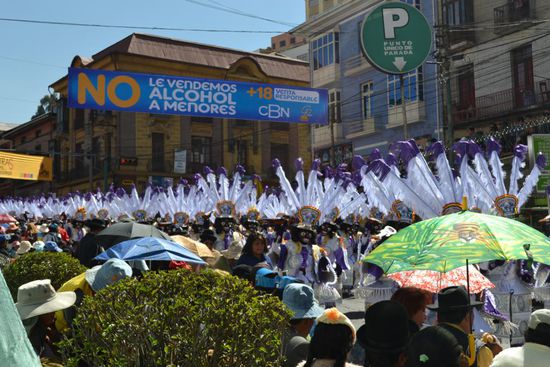 Gran Poder" - der grösste Strassenkarneval von La Paz. 
Trotz religiösem Hintergrund endet der Tag jedes Jahr in einem ungeheuerlichen Trinkgelage.