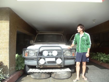Das ist Patric aus dem Kanton Basel-Landschaft. (das Foto habe ich von seiner Homepage geklaut). Patric reist seit inzwischen zwei Jahren mit seinen Jeep um die Welt. Ich verfolge seinen profesionellen Blog und habe ihn in Lima zufälligerweise erkannt. Mit ihm, Walter, der für das IKRK in Lima tätig ist und Valentino, der in Lima studiert habe ich mir Fussball-EM-Spiele angeschaut. Wie es sich für richtige Schweizer gehört, durfte auch ein anschliessender Jass nicht fehlen.
Patrics tolle Homepage:
https://www.umdiewelt.de/Die-Amerikas/Suedamerika/Peru/Reisebericht-5360/Kapitel-79.html